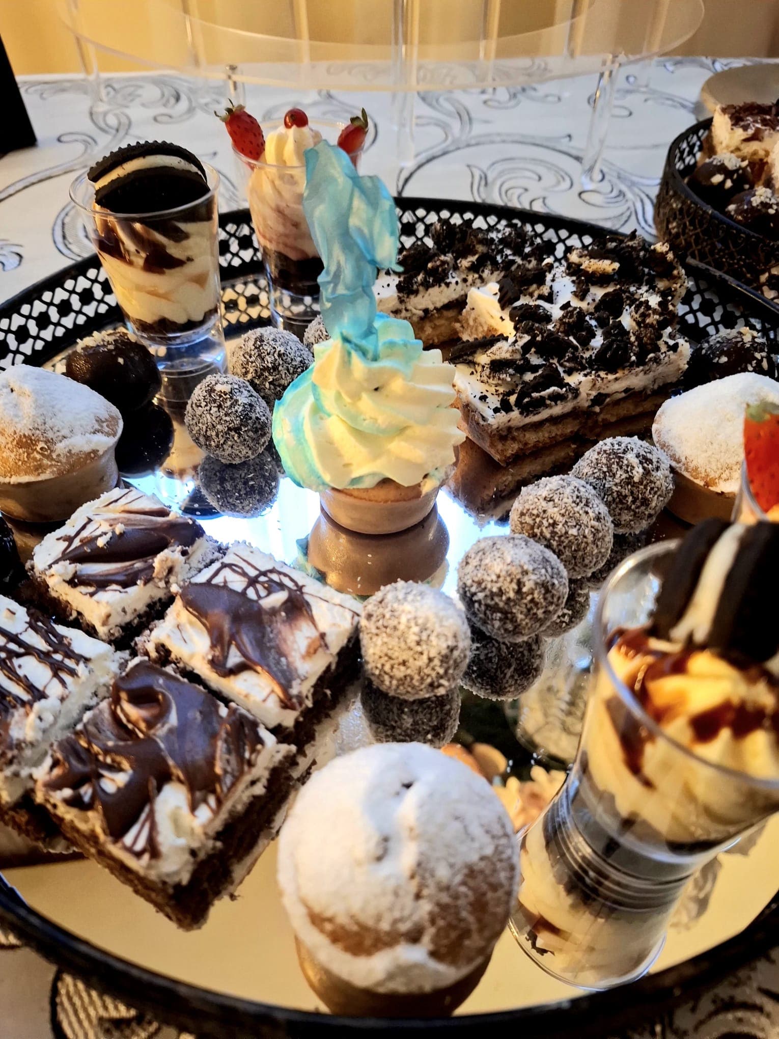 Platoul de deserturi cu cupcakes și prăjituri la Restaurant Ardealul
