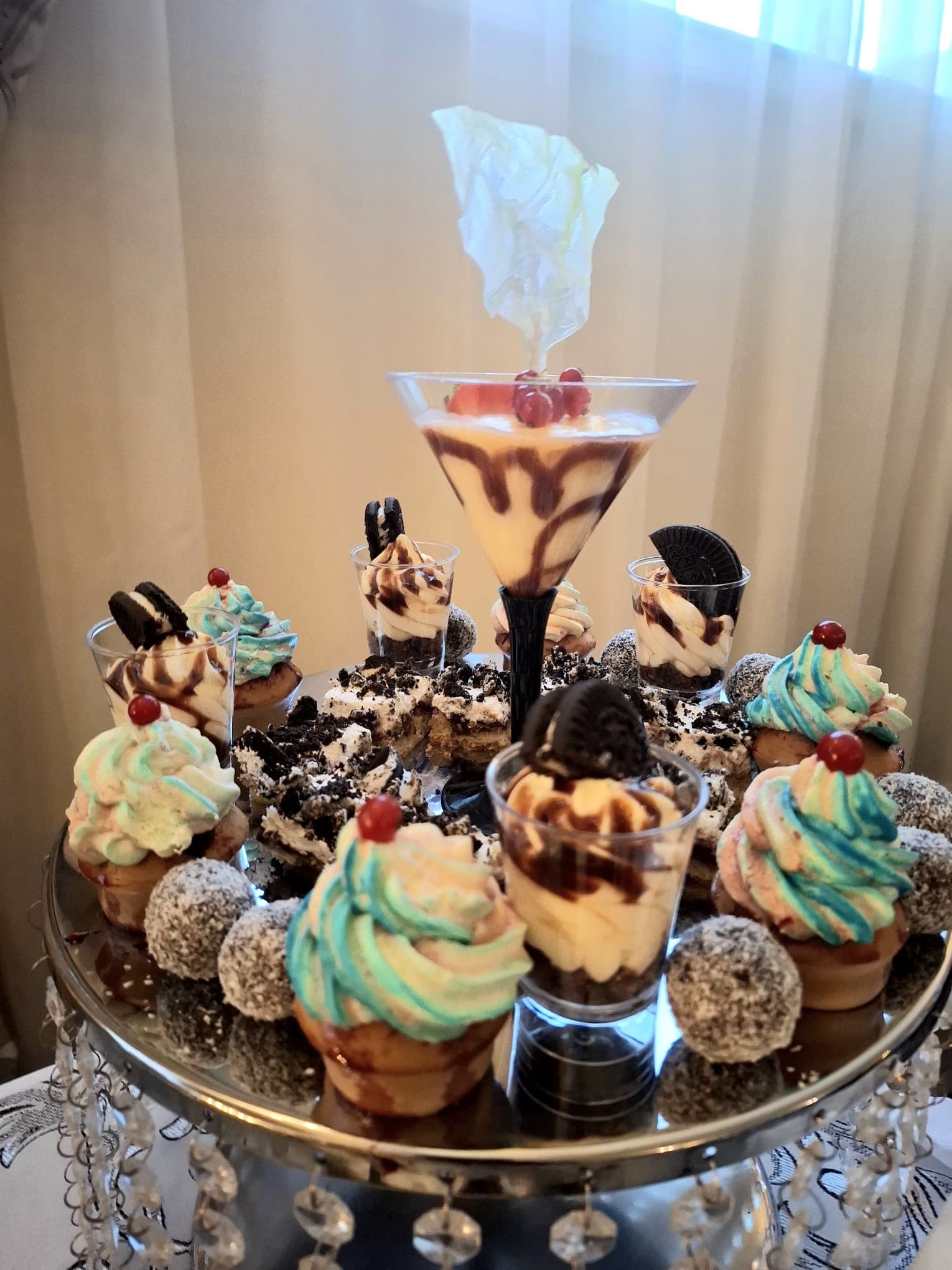 Suport de deserturi cu cupcakes și pahare de cremă