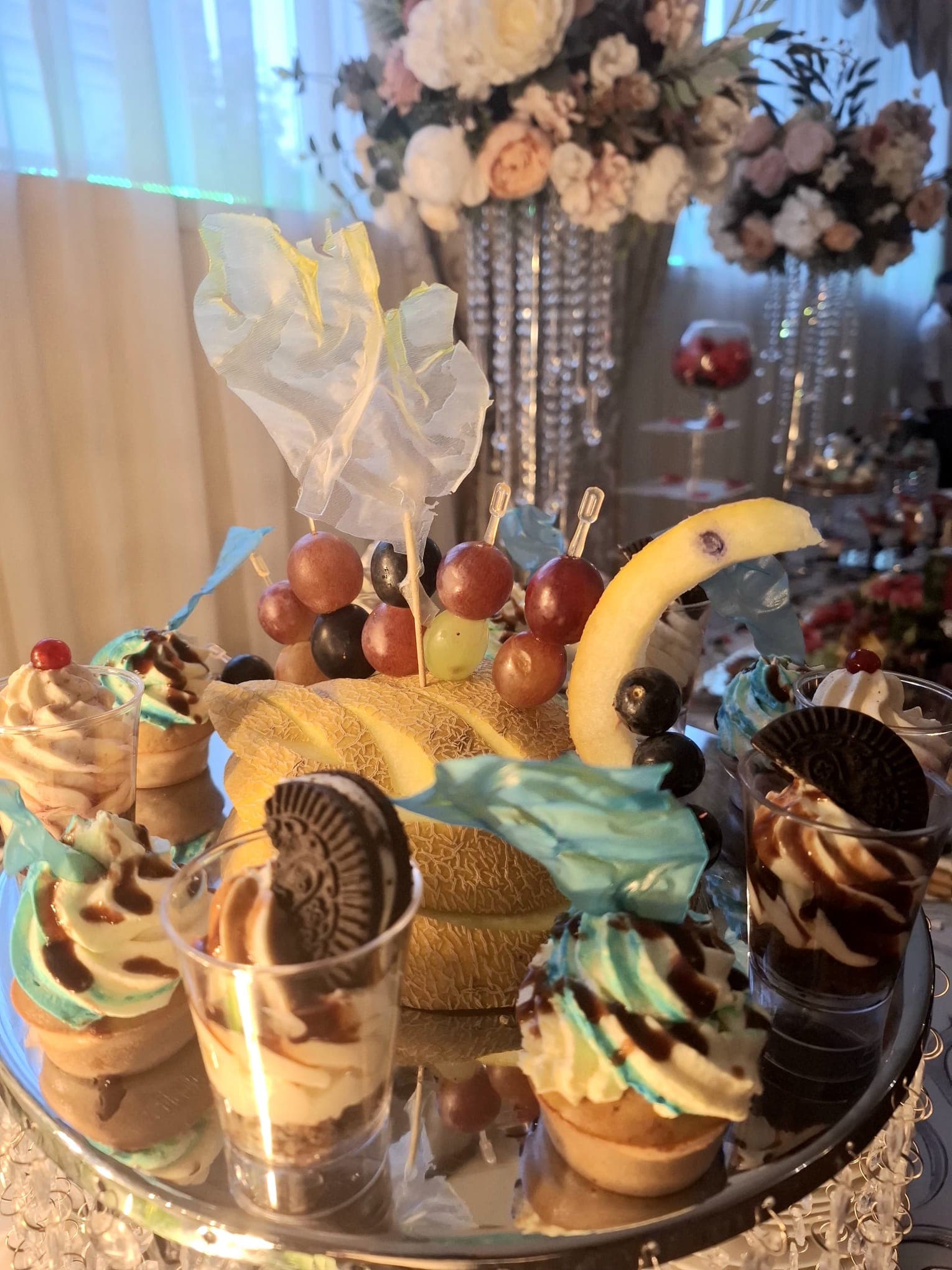 Deserturi cu pepene galben și pahare de cremă pe candy bar