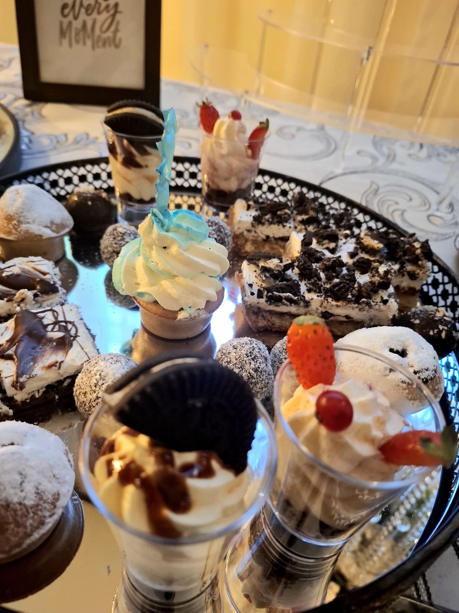 Pahare de desert și mini prăjituri pe suport festiv