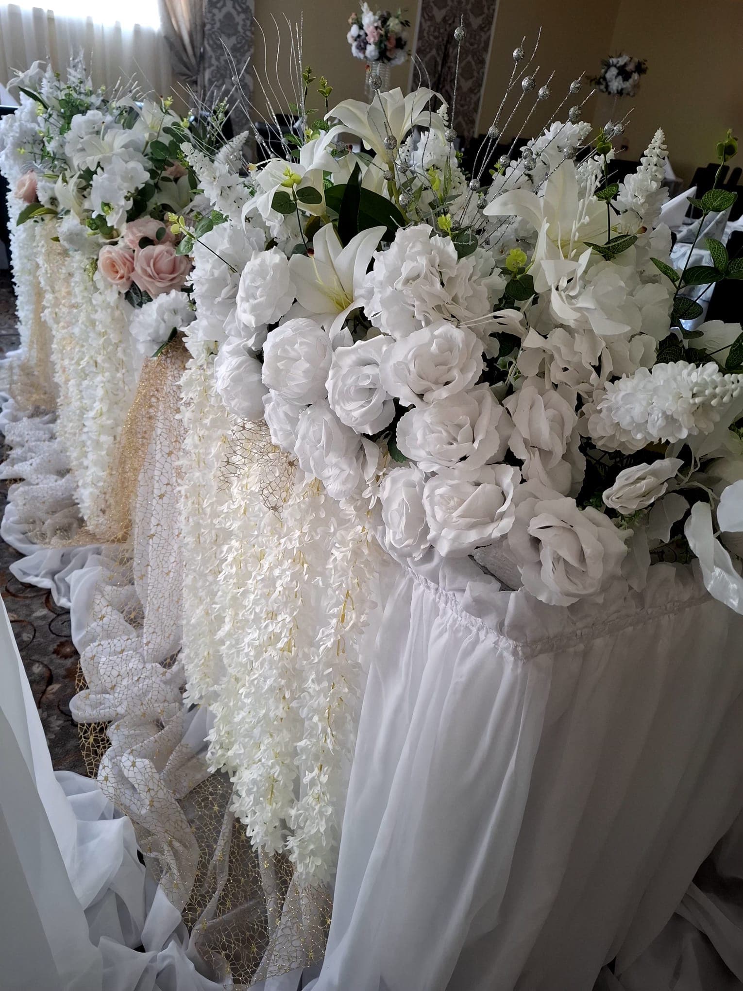 Aranjament floral alb pe masa festivă din salonul Restaurant Ardealul