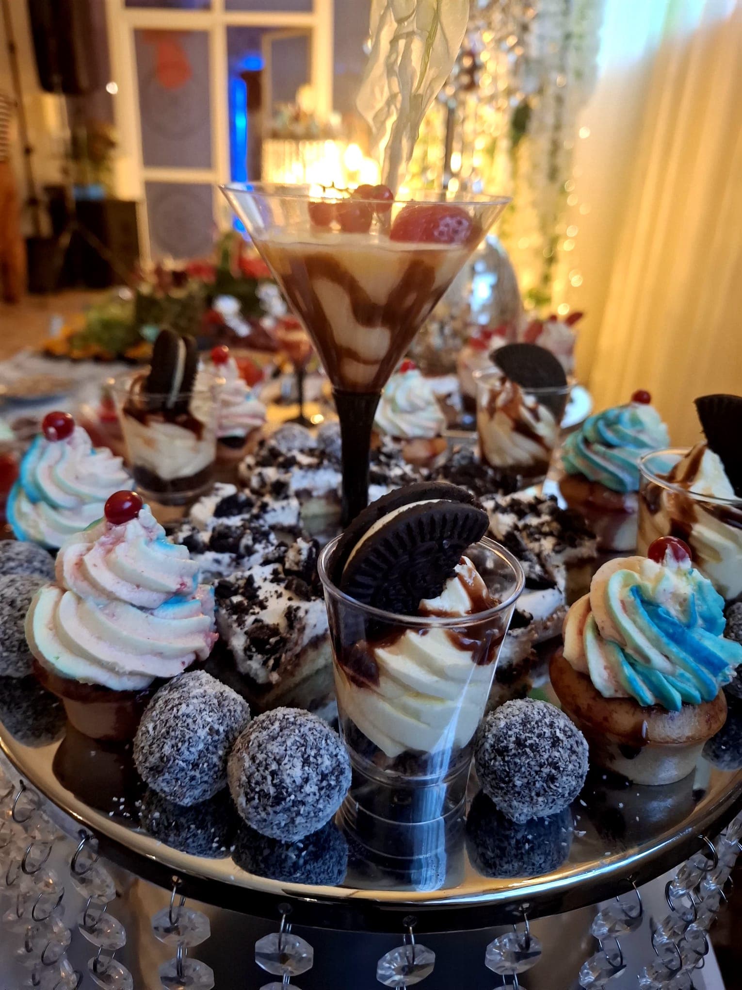 Mini deserturi cu Oreo, cupcakes și trufe pe candy bar