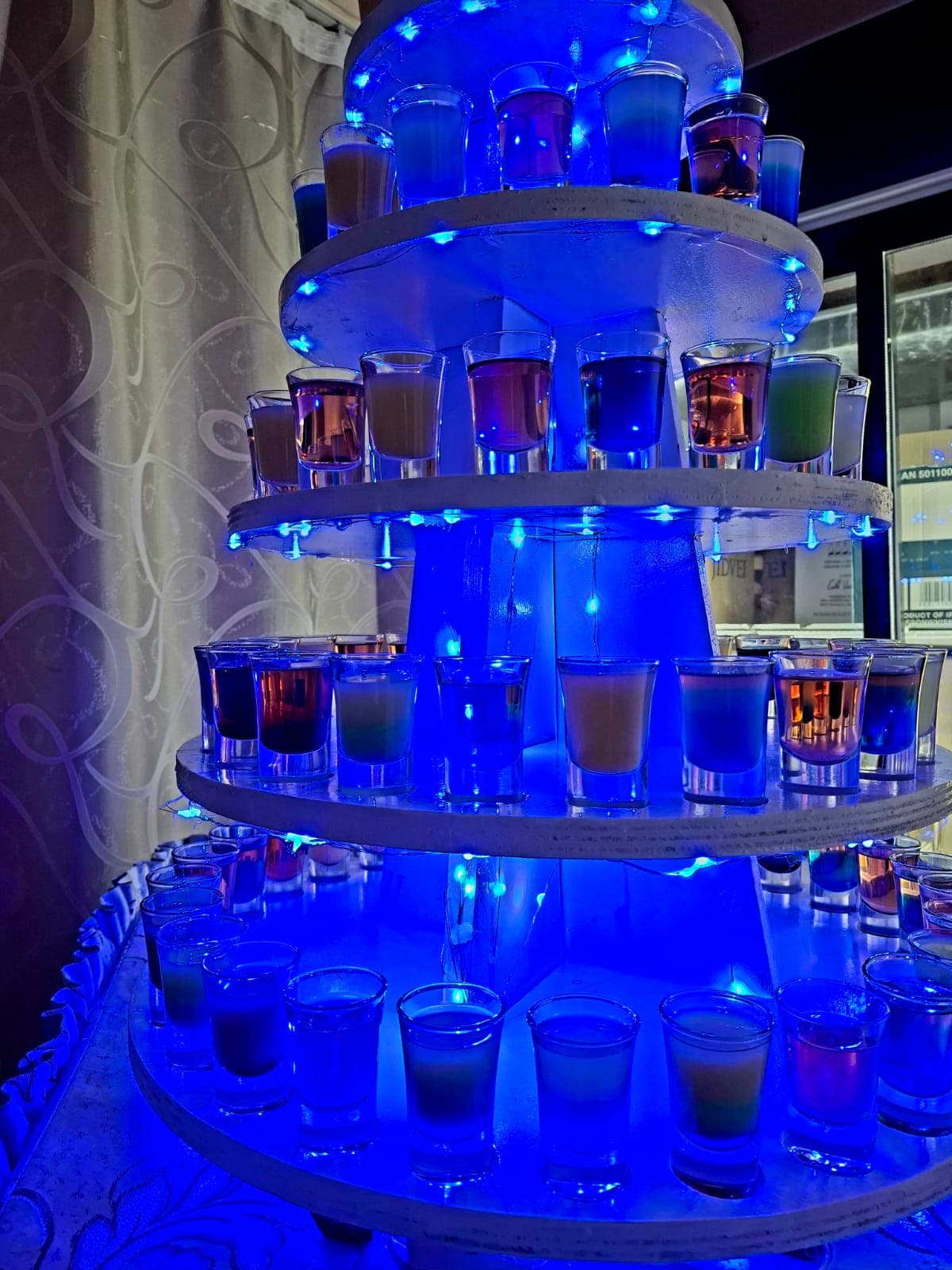 Turn festiv de shot-uri colorate cu lumini albastre