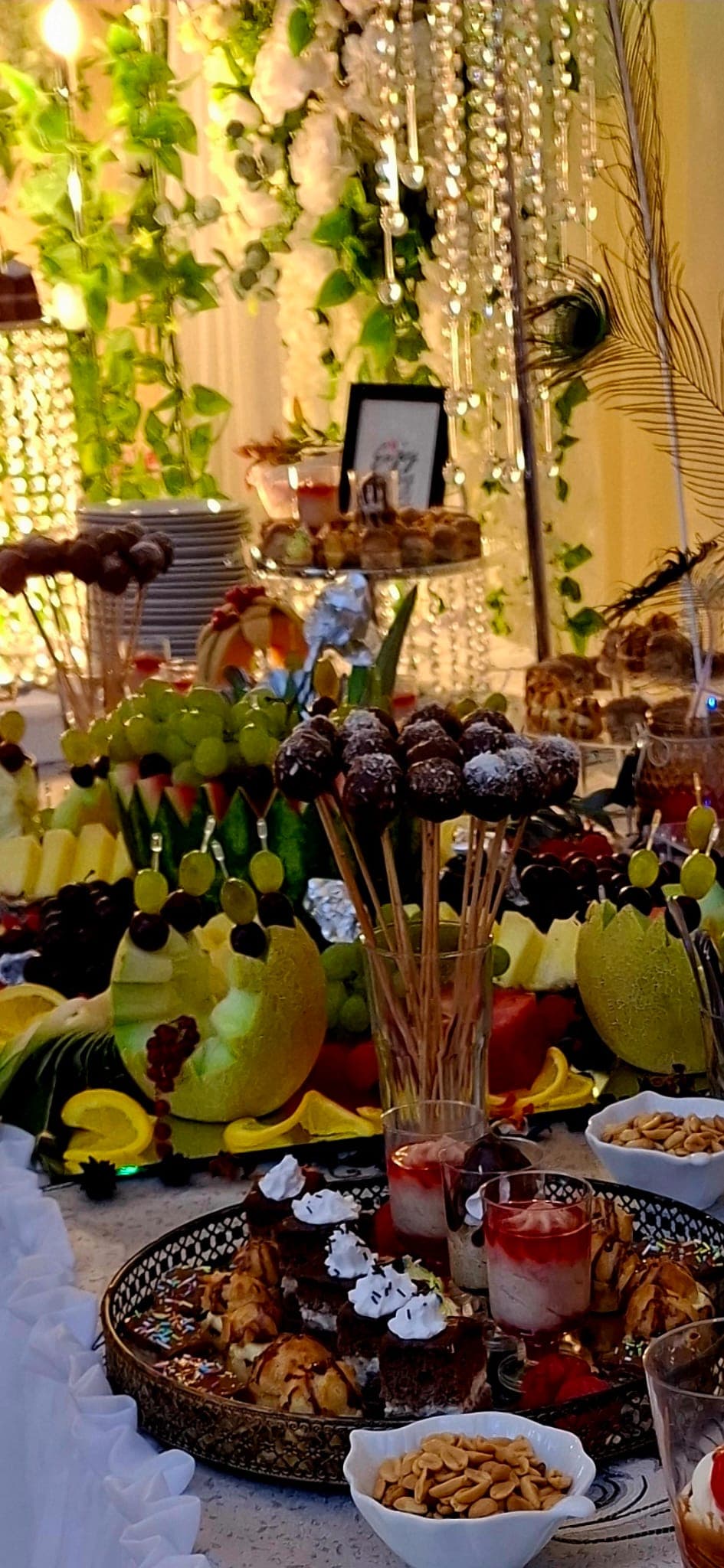 Candy bar cu cake pops, fructe și pahare de desert