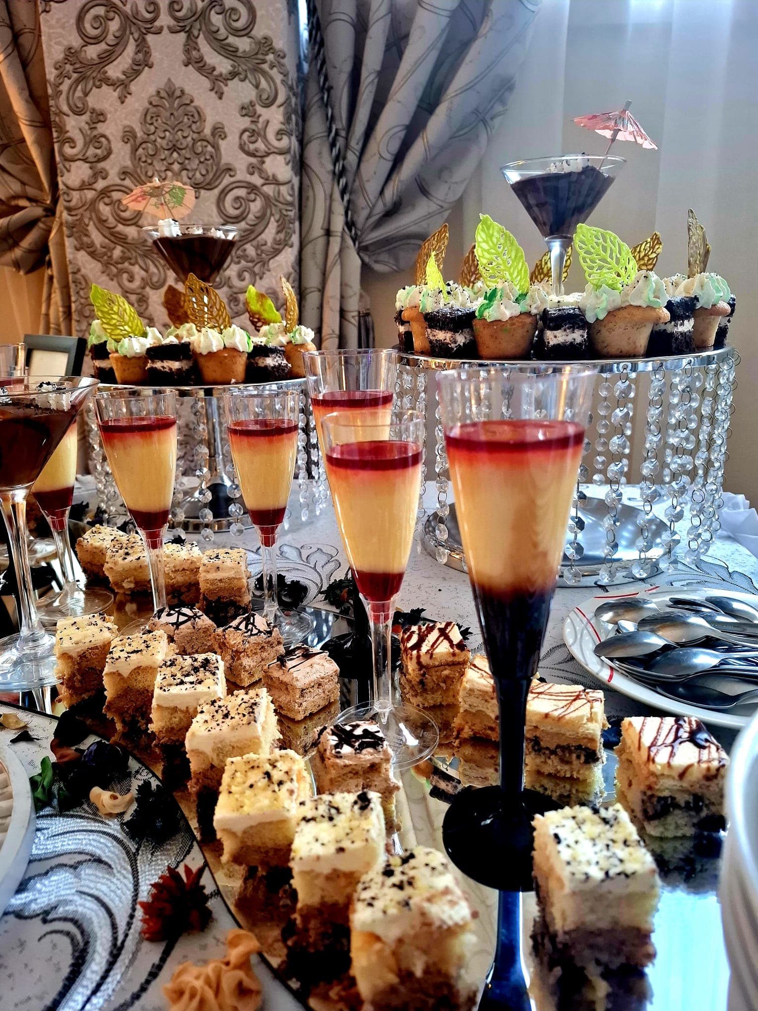Candy bar cu prăjituri, cupcakes și pahare de desert