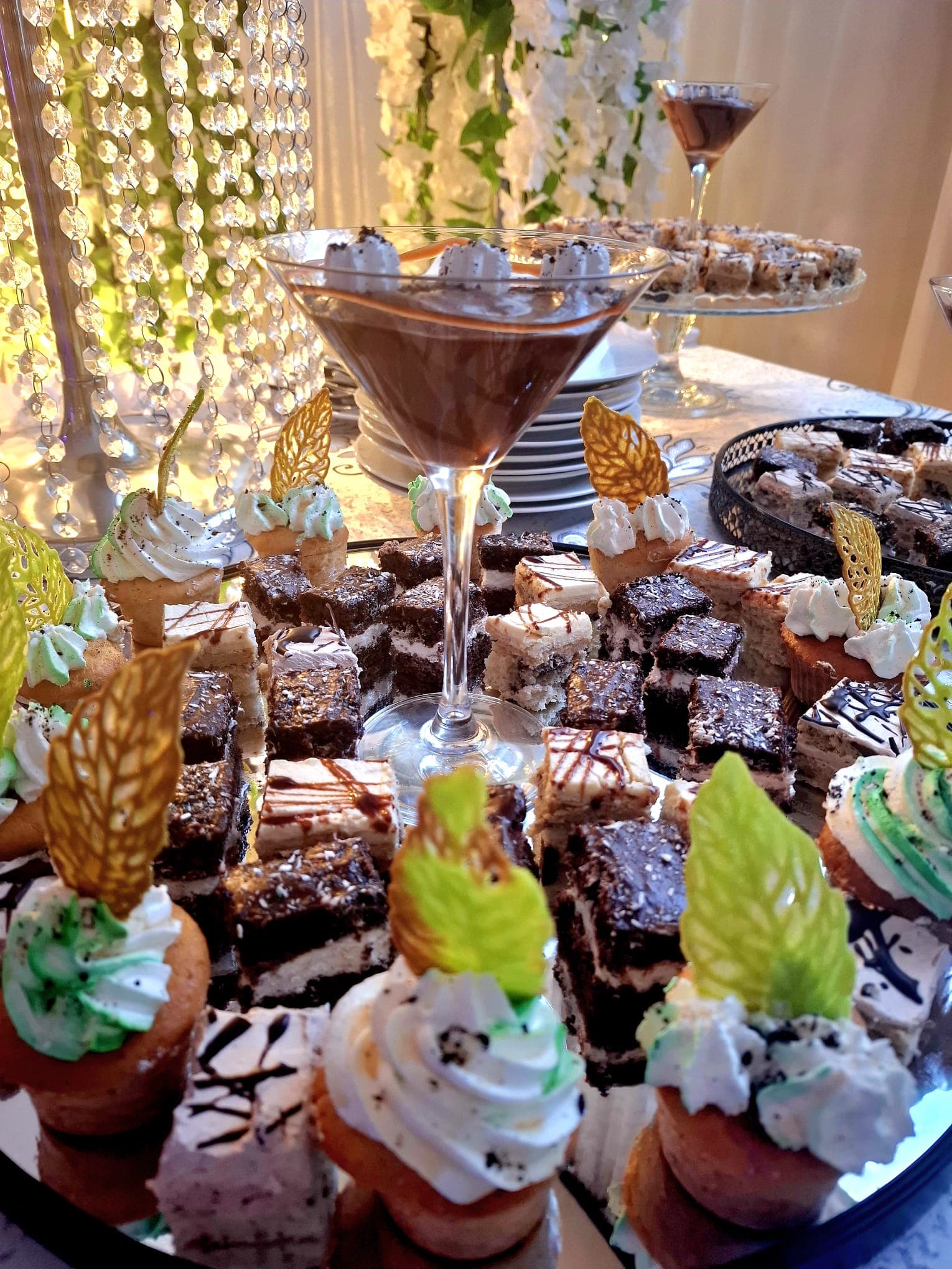 Platou de mini prăjituri și cupcakes pentru eveniment
