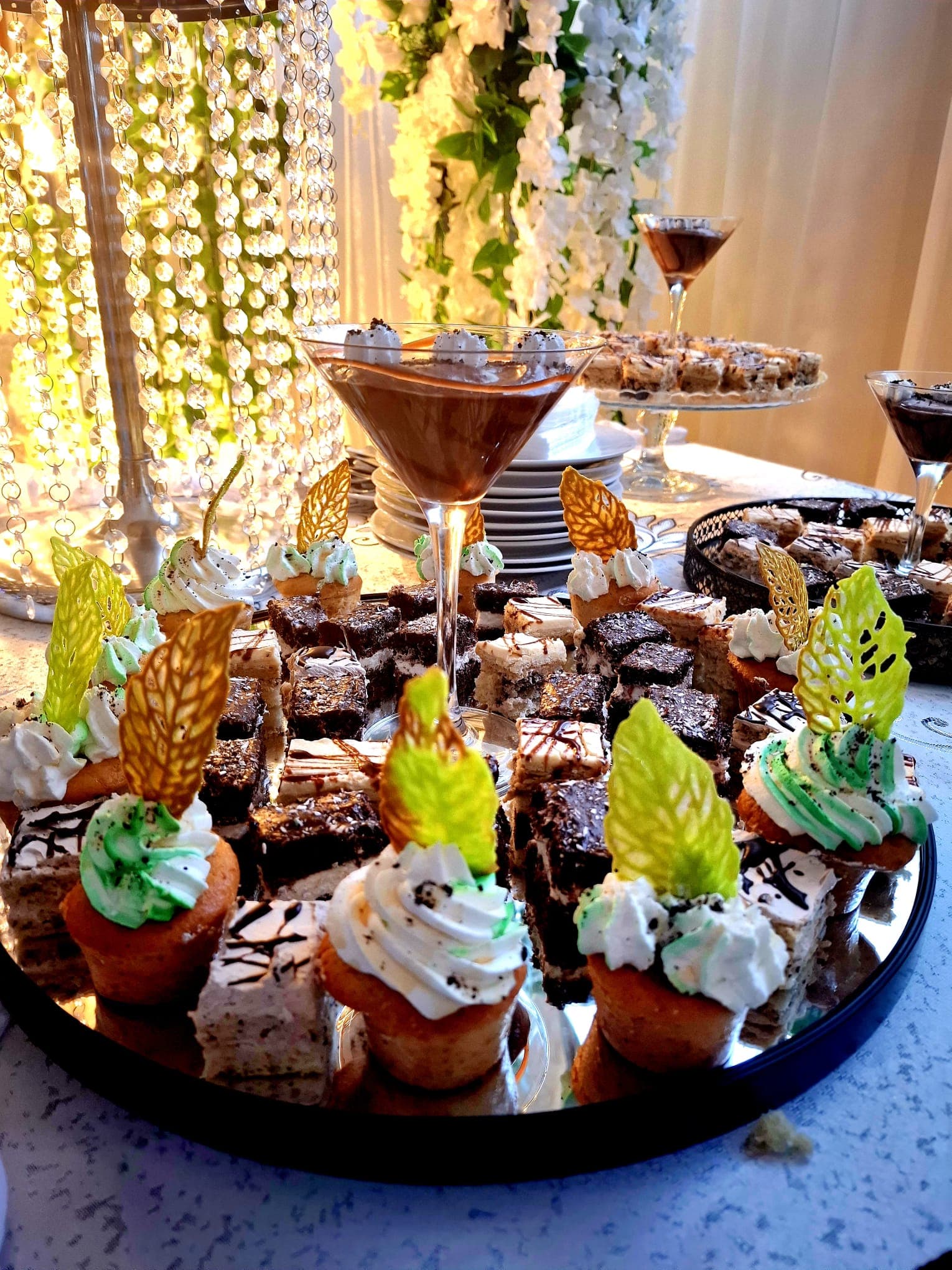 Mini deserturi pe platou oglindă la candy bar