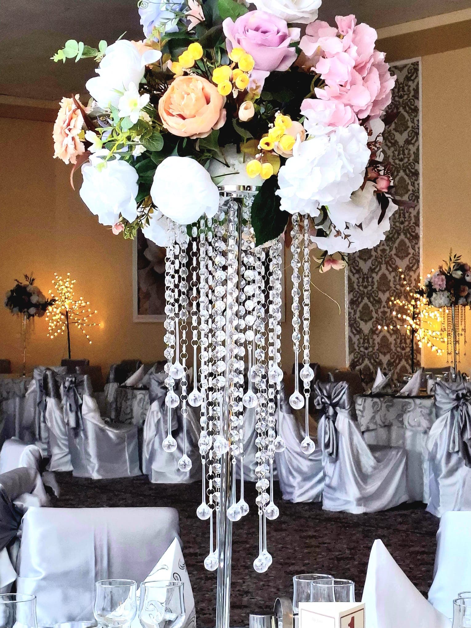 Aranjament floral pe picior de cristal în salonul principal