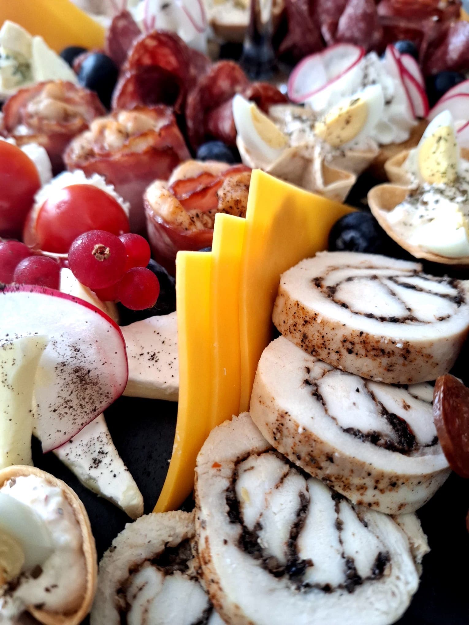 Ruladă, brânzeturi și mezeluri pe platou de catering