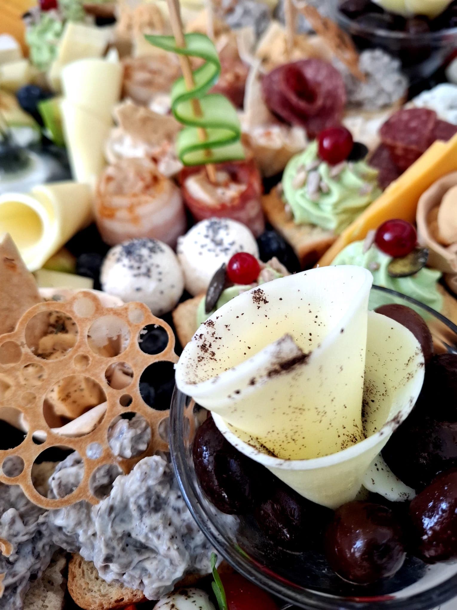 Platou aperitiv cu cornet de brânză și măsline