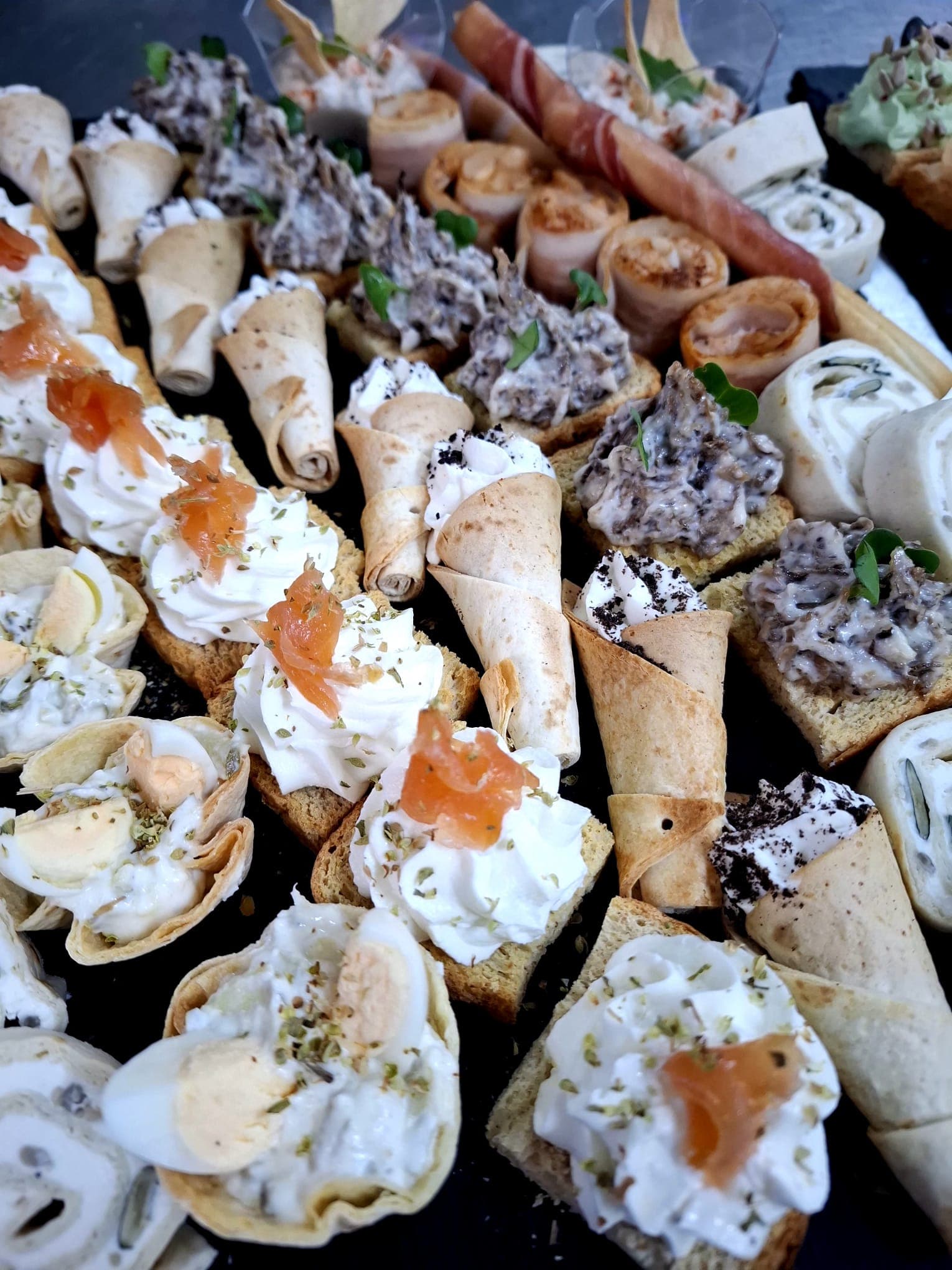 Tartine cu somon și cornete de tortilla pe platou de catering