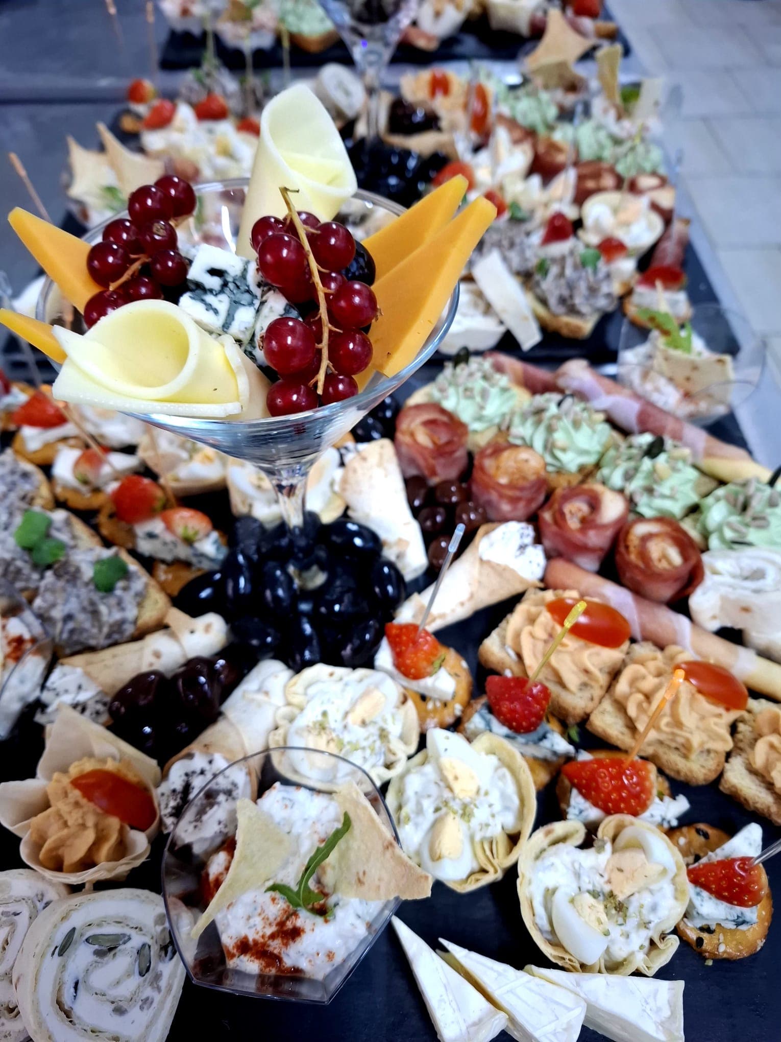 Platou aperitiv cu pahar de brânzeturi, tartine și gustări