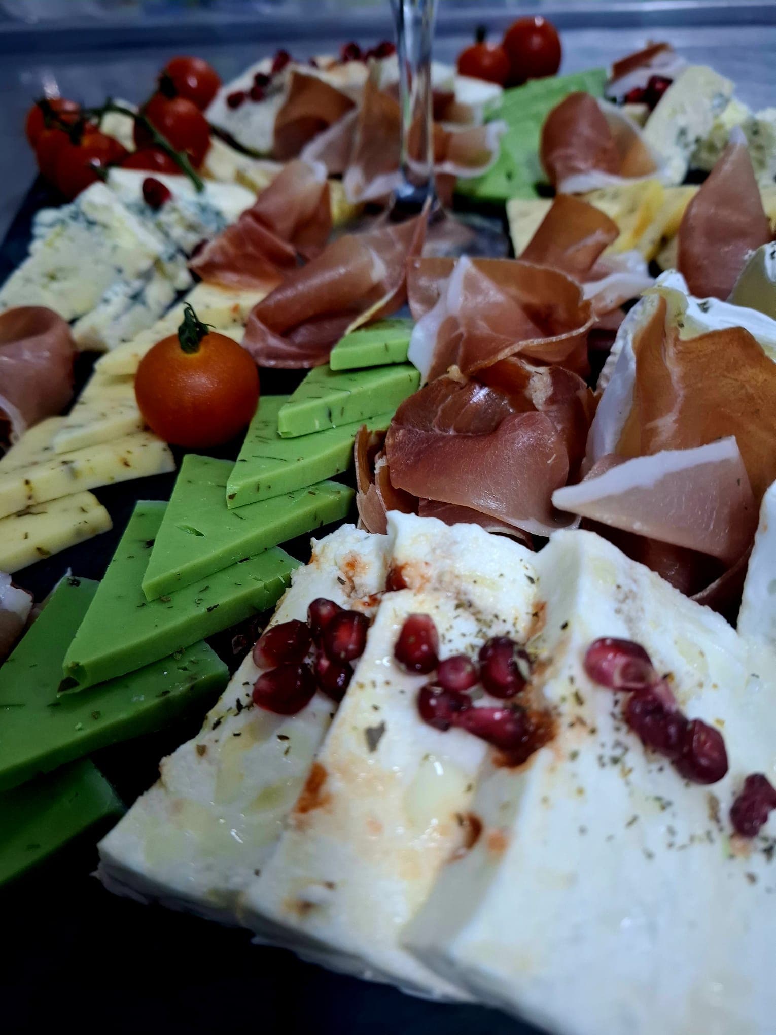 Platou de brânzeturi cu prosciutto, pregătit de Restaurant Ardealul