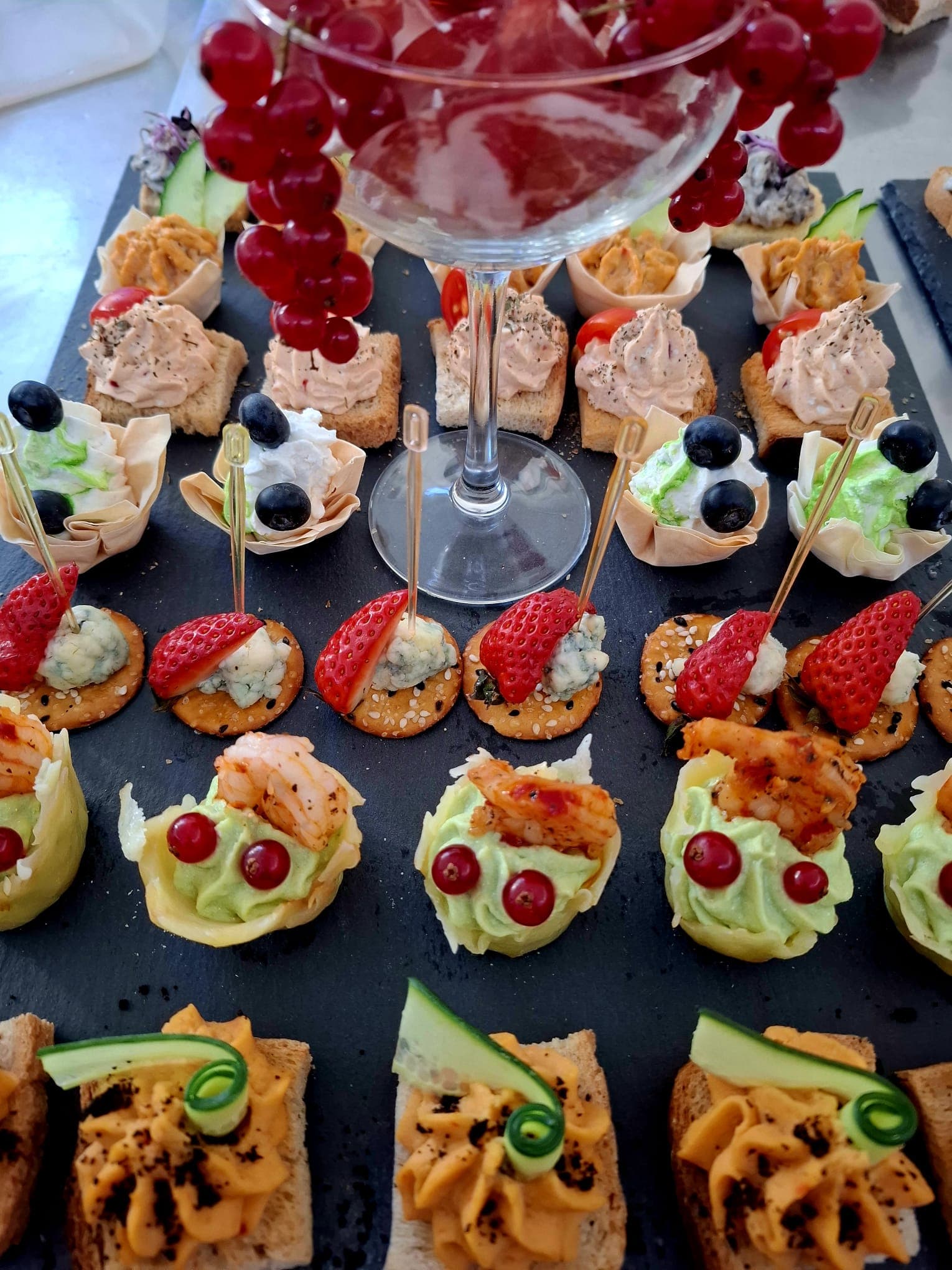 Aperitive cu creveți, căpșuni și tartine pe platou