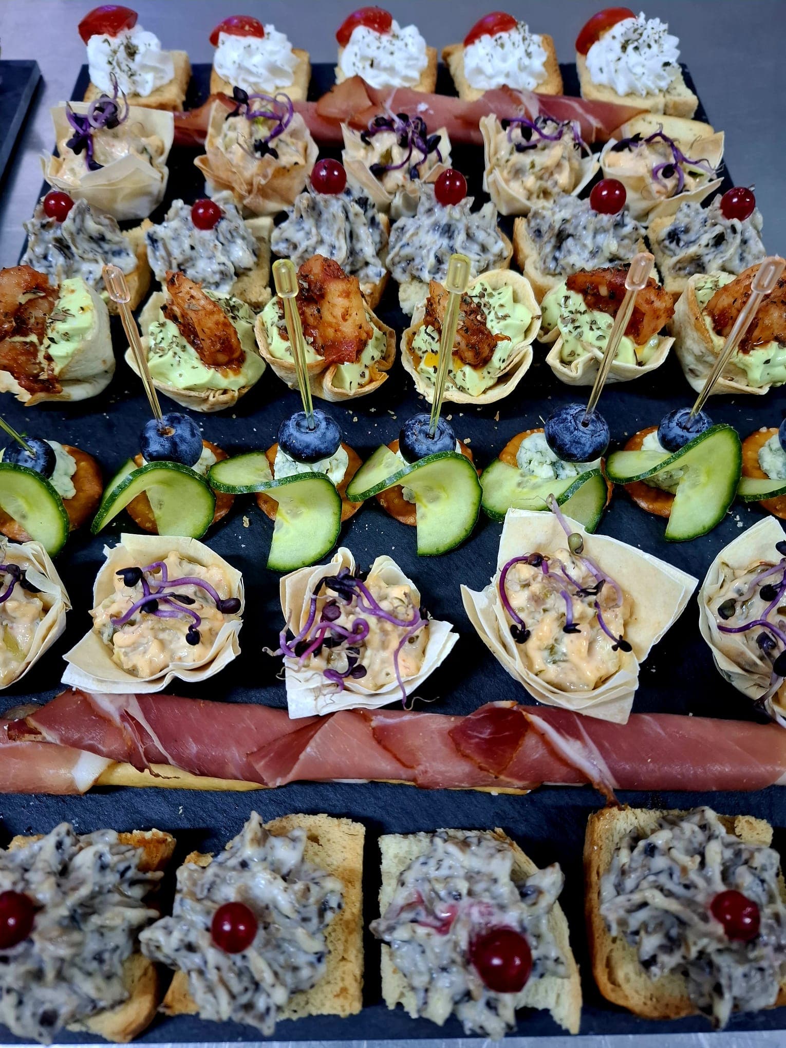 Tartine și gustări aliniate pe platou de catering