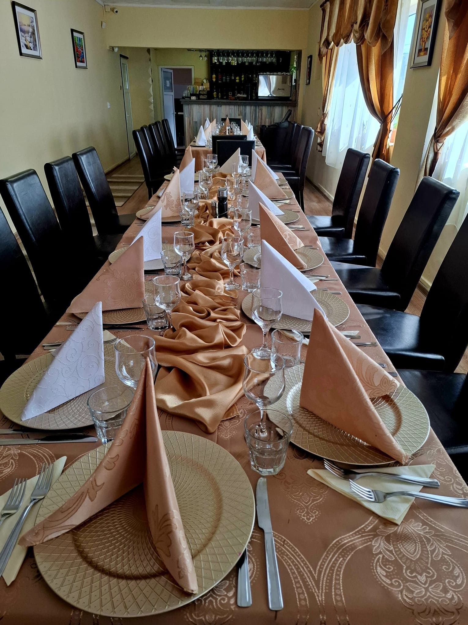 Perspectivă de-a lungul mesei din salonul intim Restaurant Ardealul