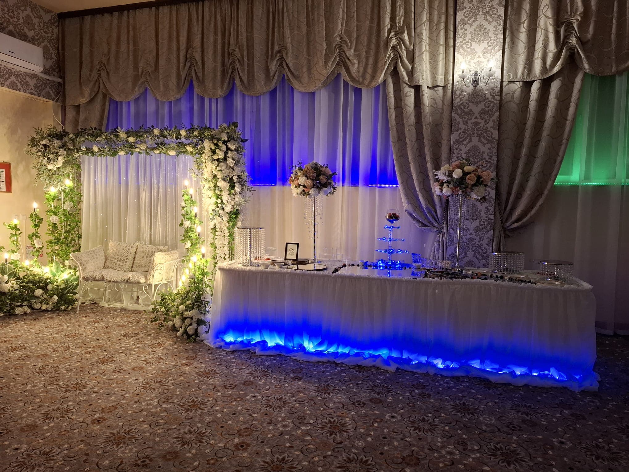 Colț foto și masă candy bar în salonul principal
