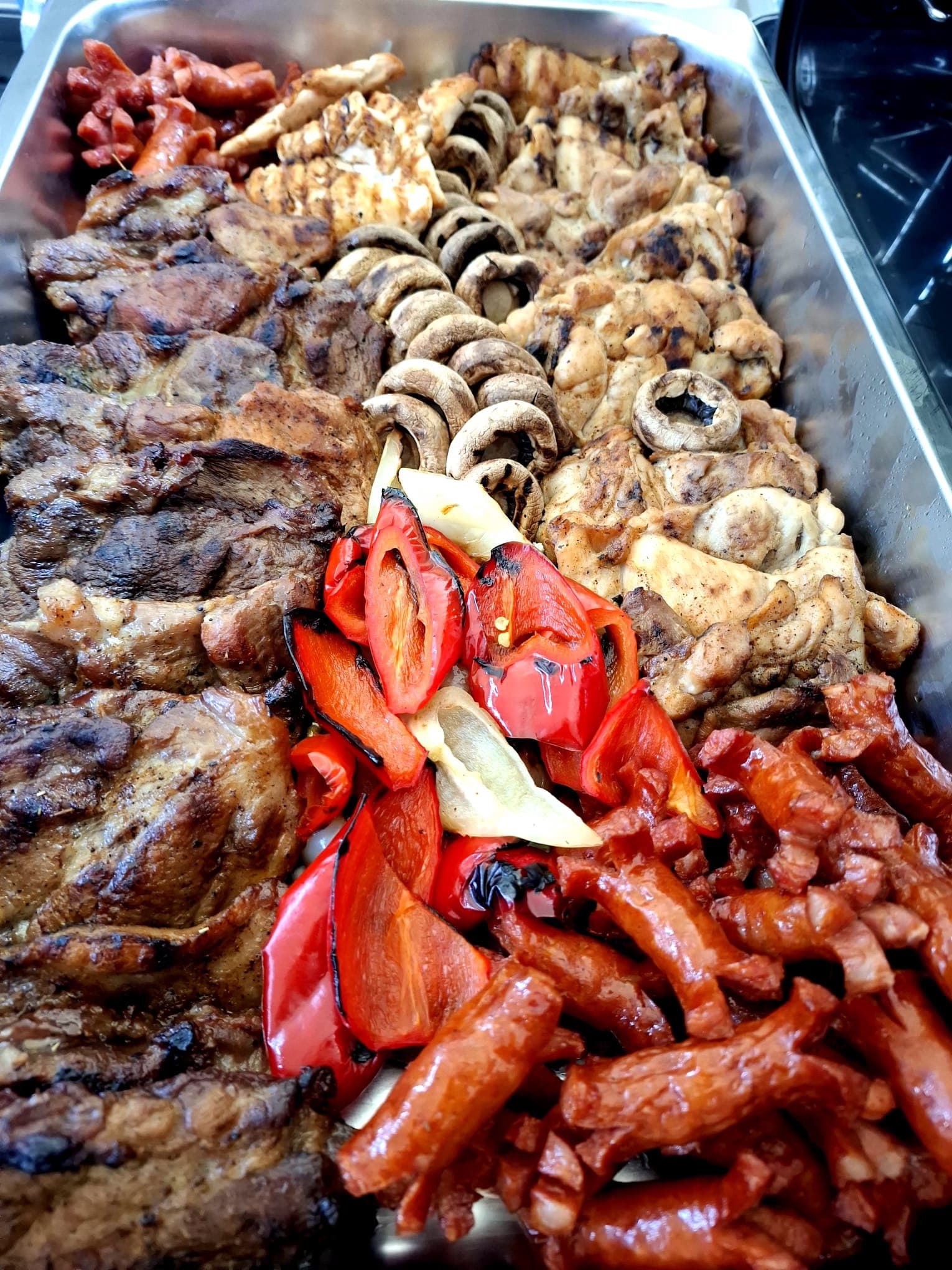 Platou festiv cu carne la grătar, ciuperci, ardei și cârnați