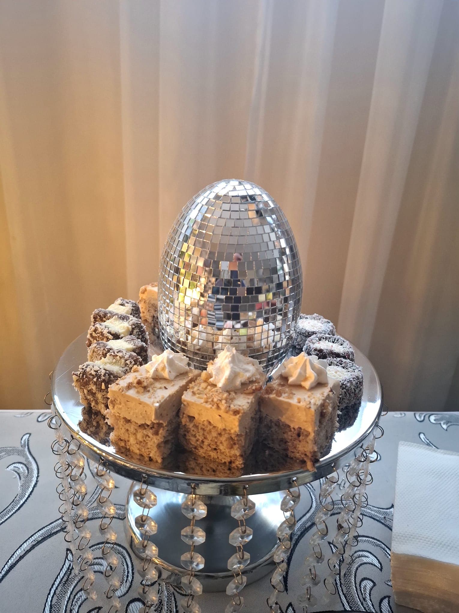Suport de deserturi cu prăjituri și glob disco