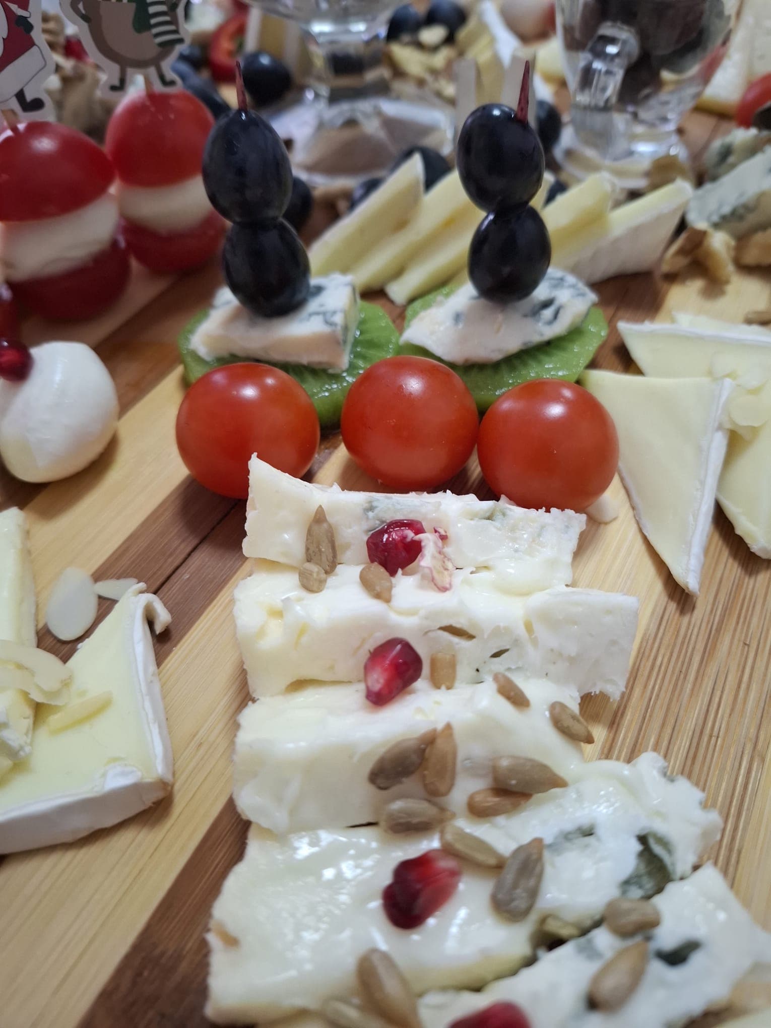 Platou de brânzeturi cu măsline, kiwi și roșii cherry