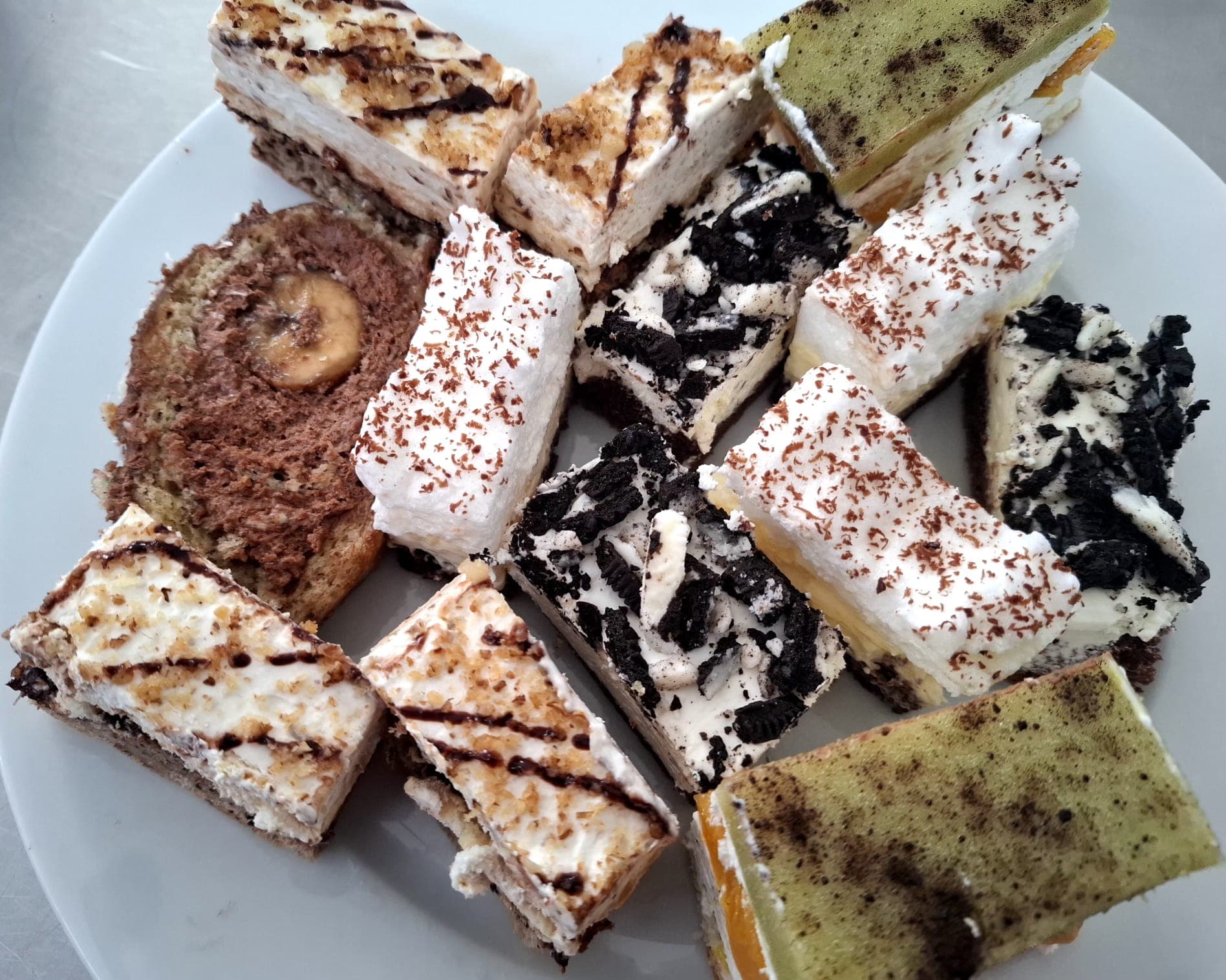 Asortiment de mini prăjituri: Oreo, banana și fistic