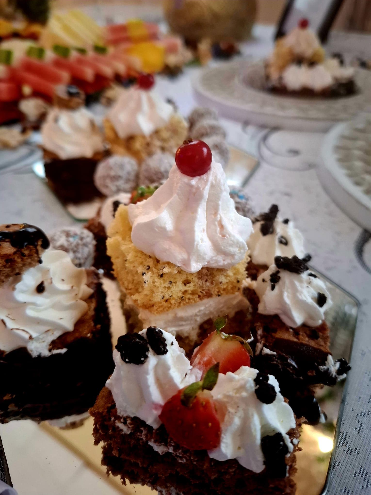 Mini prăjituri cu frișcă, căpșuni și coacăze pe candy bar