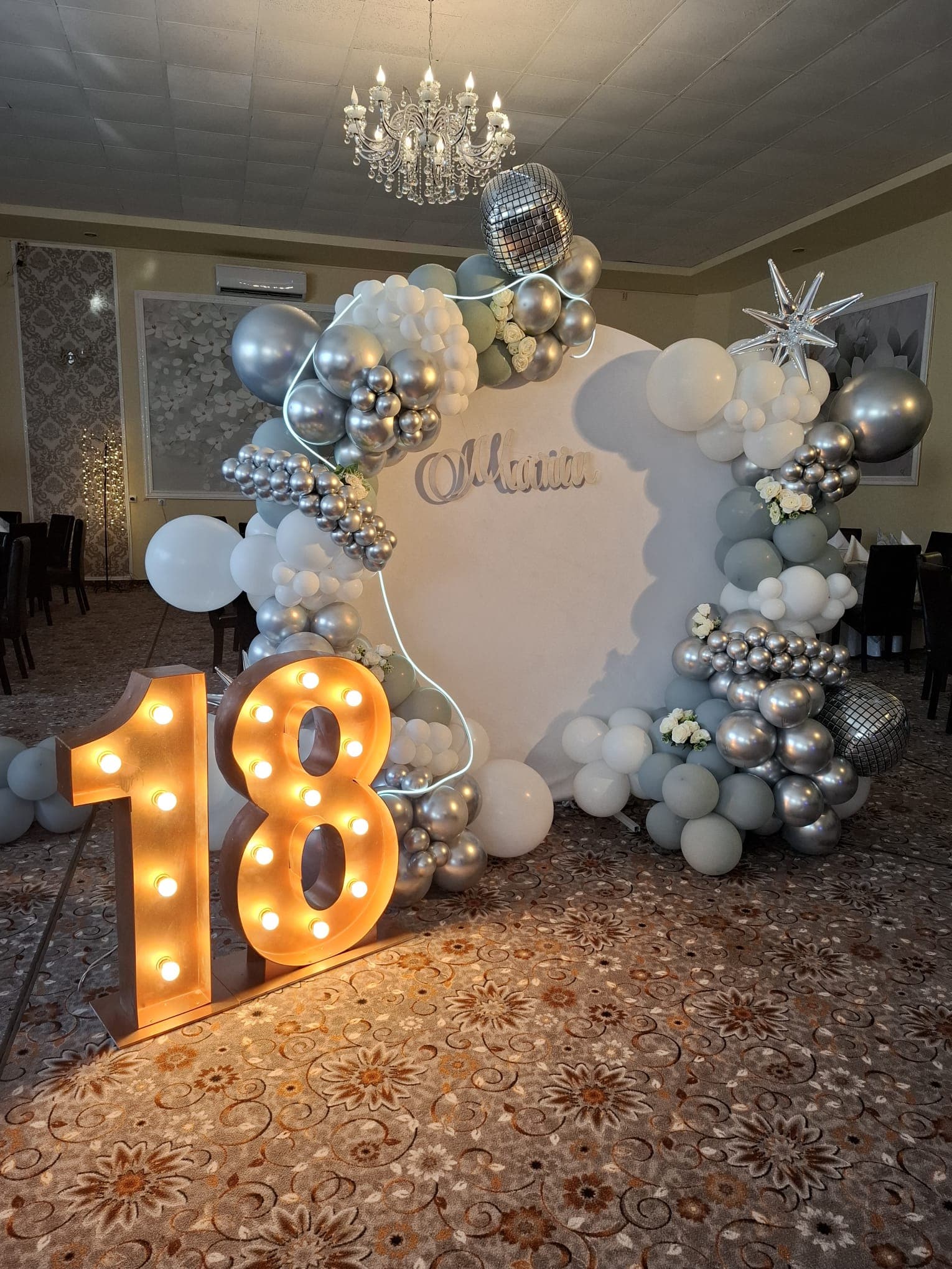 Colț foto de majorat cu cifra 18 luminată și arc de baloane argintii la Restaurant Ardealul