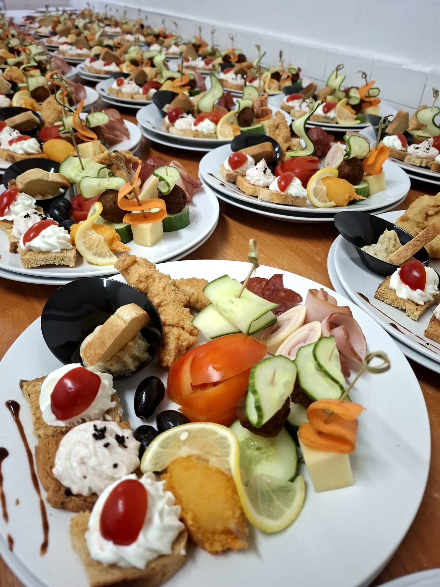 Farfurii aperitiv aliniate pentru catering de eveniment, Restaurant Ardealul