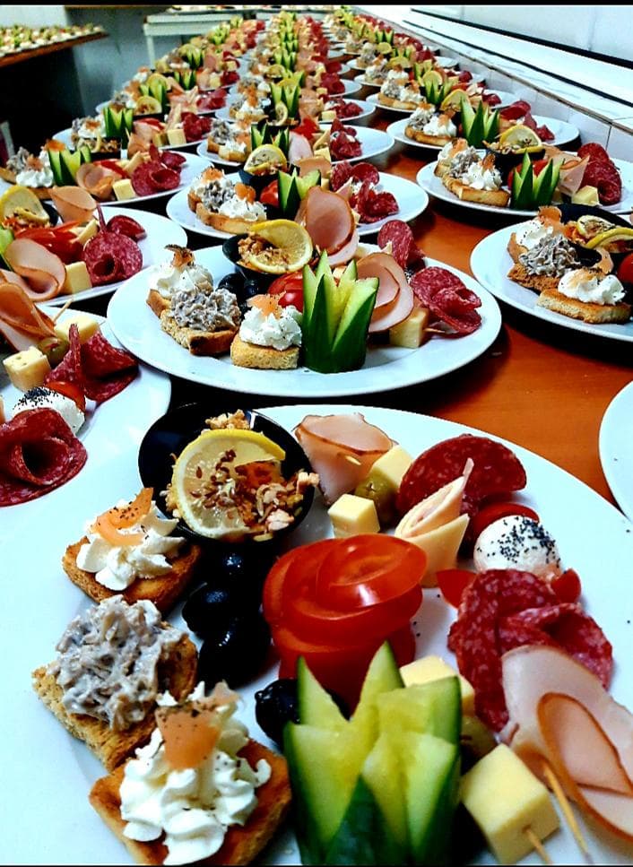 Farfurii aperitiv cu canapele, salam, șuncă și trandafir de roșie