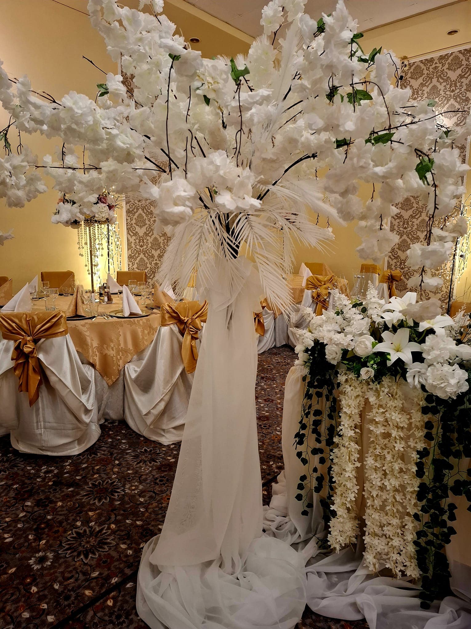 Copac alb decorativ în salonul principal de nuntă Restaurant Ardealul