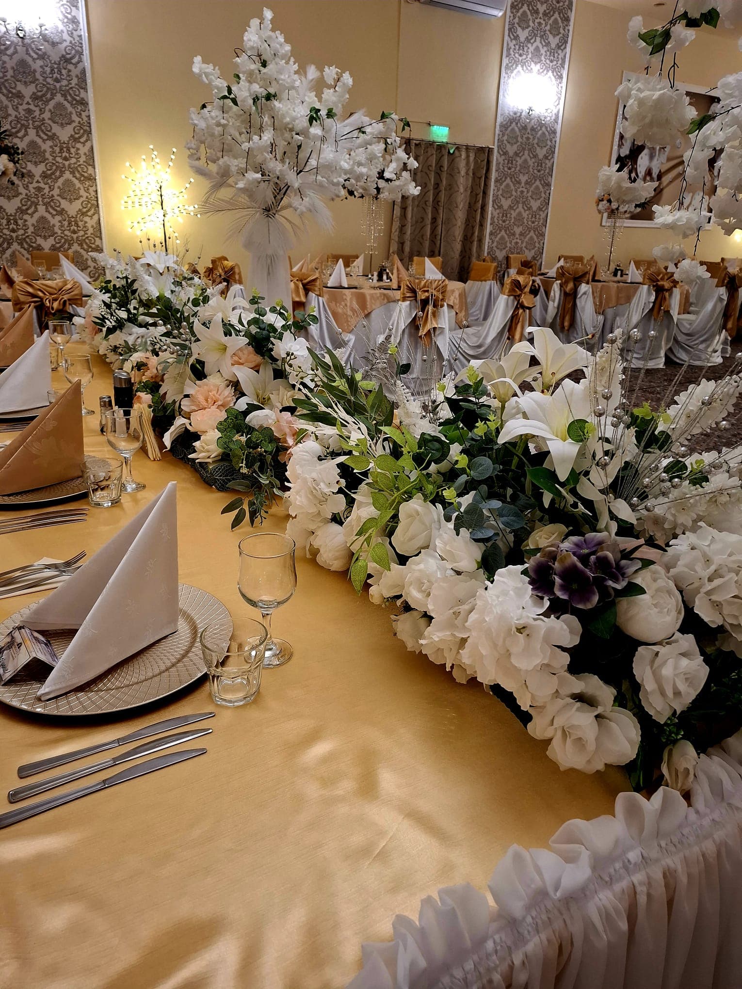 Masa nașilor cu runner auriu în salonul principal Restaurant Ardealul