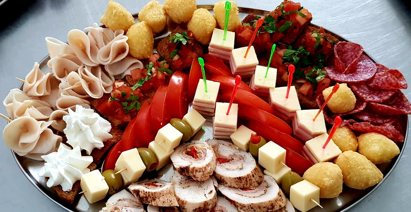 Platou aperitiv cu cuburi de brânză, șuncă, salam, ruladă de pui și roșii