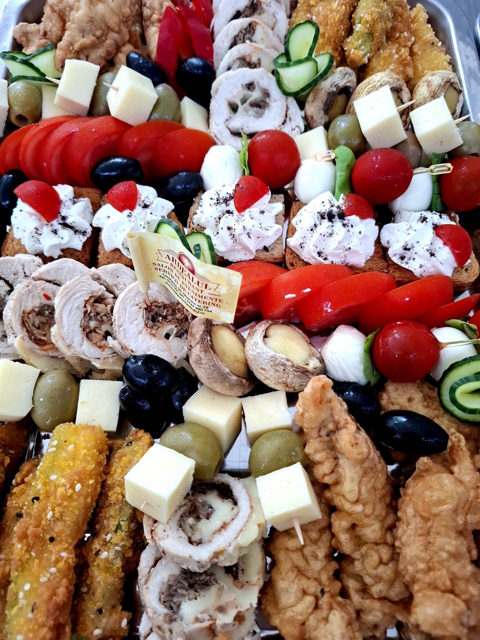 Platou aperitiv cu steagul Restaurant Ardealul, ruladă de pui, canapele și ciuperci