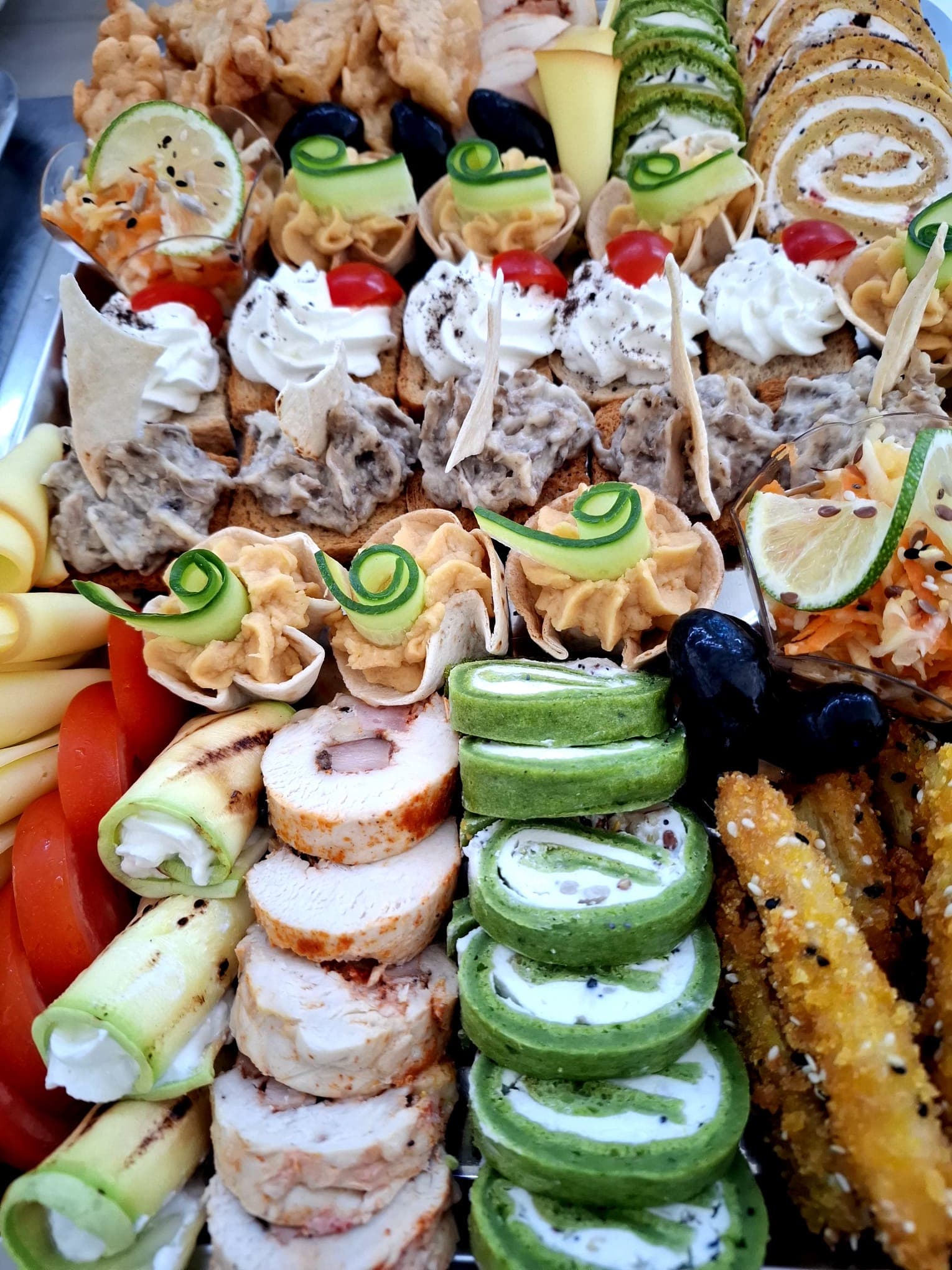 Platou festiv cu rulouri de pui, spanac, wrap-uri, tartine și cupă aperitiv