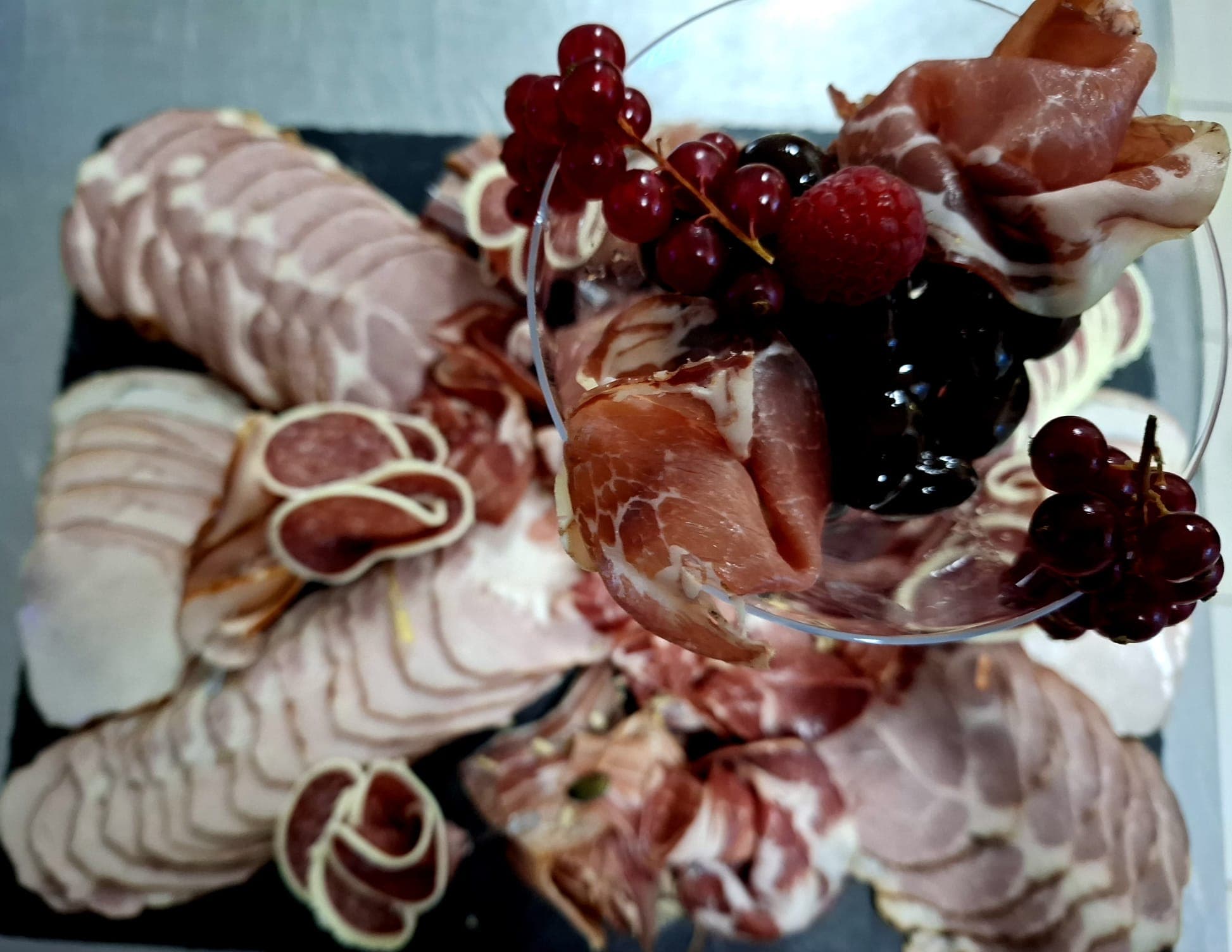 Platou de mezeluri cu prosciutto, șuncă, salam și fructe de pădure